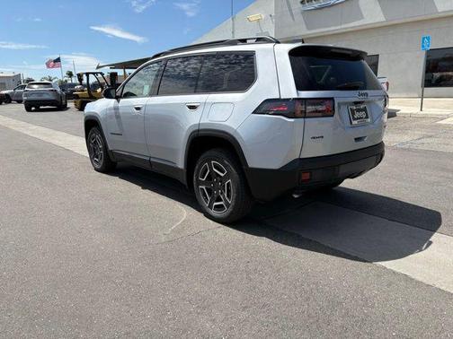 Silver Zynith Clear-Coat Exterior Paint 2026 Jeep Cherokee Laredo 4x4