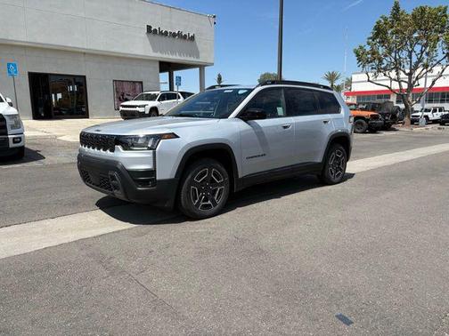Silver Zynith Clear-Coat Exterior Paint 2026 Jeep Cherokee Laredo 4x4