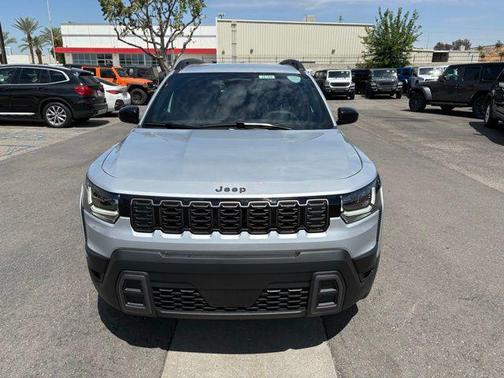 Silver Zynith Clear-Coat Exterior Paint 2026 Jeep Cherokee Laredo 4x4