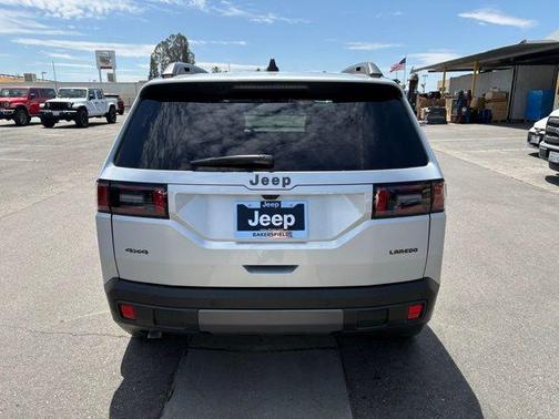 Silver Zynith Clear-Coat Exterior Paint 2026 Jeep Cherokee Laredo 4x4