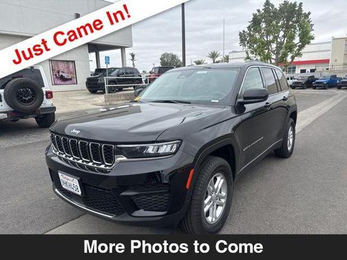 Diamond Black Crystal Pearlcoat 2023 Jeep Grand Cherokee Laredo