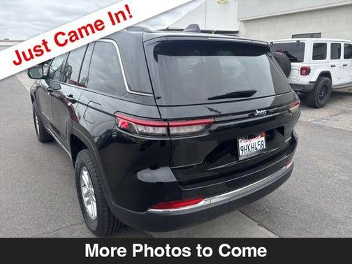 Diamond Black Crystal Pearlcoat 2023 Jeep Grand Cherokee Laredo