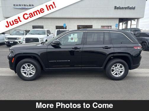Diamond Black Crystal Pearlcoat 2023 Jeep Grand Cherokee Laredo