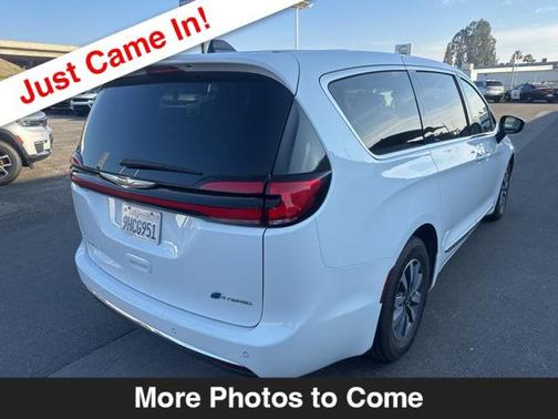 2023 Chrysler Pacifica Hybrid Limited