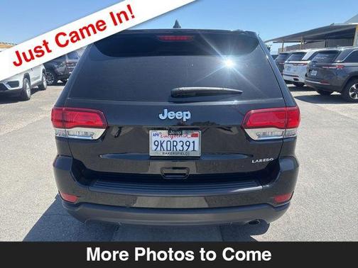 Diamond Black Crystal Pearlcoat 2022 Jeep Grand Cherokee Laredo