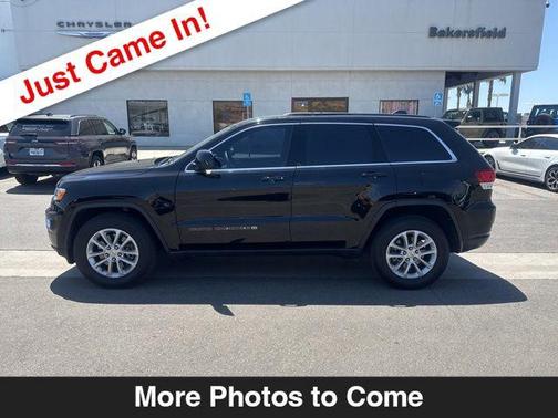 Diamond Black Crystal Pearlcoat 2022 Jeep Grand Cherokee Laredo