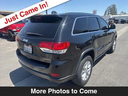 Diamond Black Crystal Pearlcoat 2022 Jeep Grand Cherokee Laredo