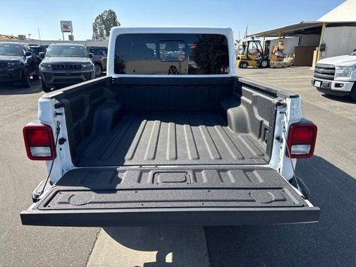 Bright White Clear-Coat Exterior Paint 2026 Jeep Gladiator Sahara 4x4