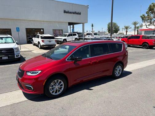 Red Hot Pearl-Coat Exterior Paint 2026 Chrysler Pacifica L