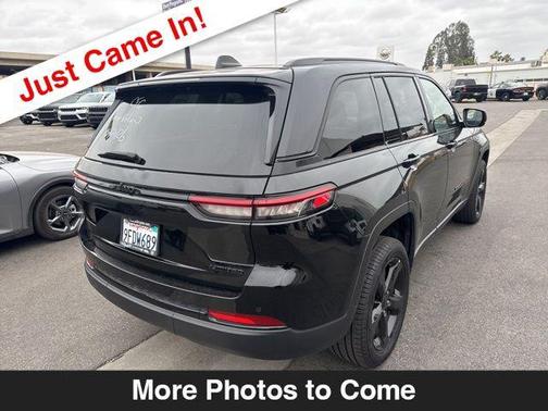 Diamond Black Crystal Pearlcoat 2023 Jeep Grand Cherokee Limited