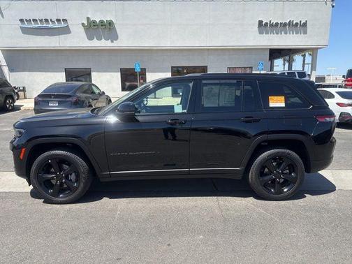 Diamond Black Crystal Pearlcoat 2023 Jeep Grand Cherokee Limited