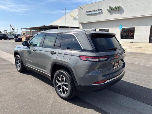 Sting-Gray Clear-Coat Paint 2027 Jeep Grand Cherokee Laredo