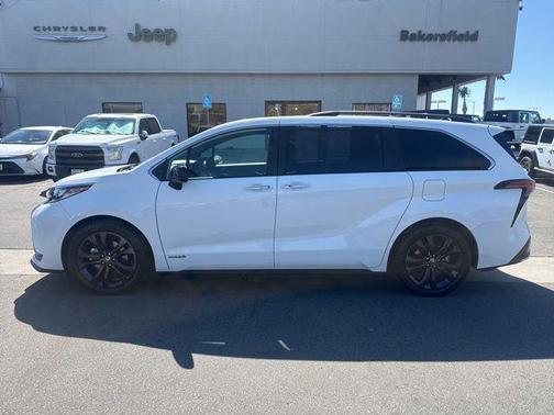 Super White 2021 Toyota Sienna XSE 7 Passenger
