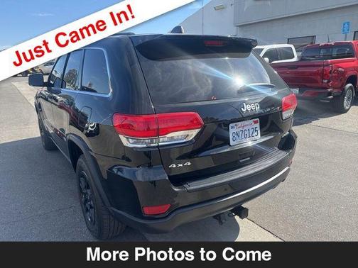Diamond Black Crystal Pearlcoat 2017 Jeep Grand Cherokee Laredo