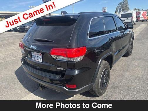 Diamond Black Crystal Pearlcoat 2017 Jeep Grand Cherokee Laredo