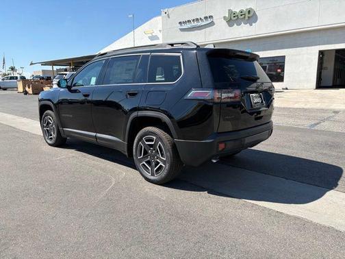 Diamond Black Crystal Pearl-Coat Exterior Paint 2026 Jeep Cherokee Laredo 4x4