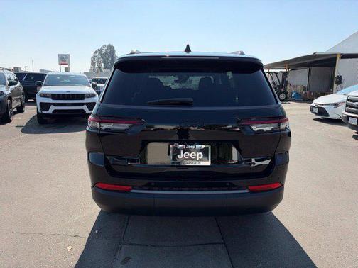 High-Gloss Black Paint 2027 Jeep Grand Cherokee Altitude