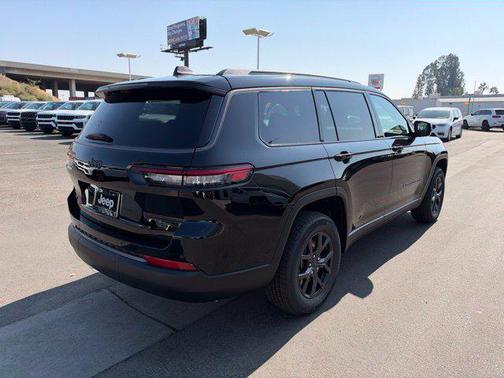 High-Gloss Black Paint 2027 Jeep Grand Cherokee Altitude