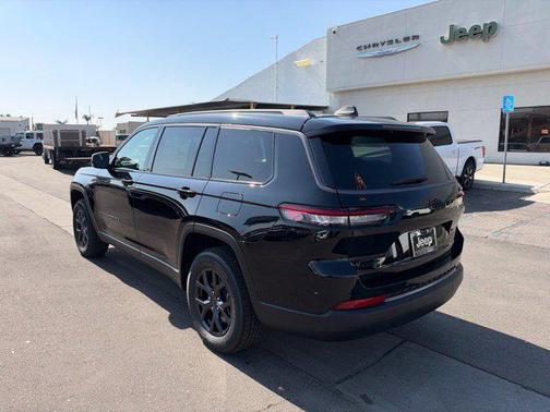High-Gloss Black Paint 2027 Jeep Grand Cherokee Altitude