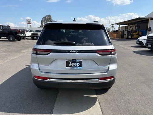 Silver Zynith Exterior Paint 2026 Jeep Grand Cherokee Laredo