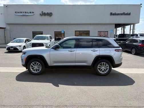 Silver Zynith Exterior Paint 2026 Jeep Grand Cherokee Laredo