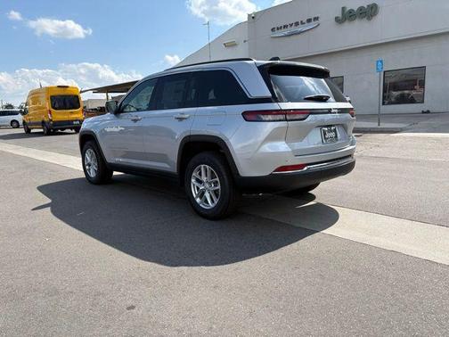 Silver Zynith Exterior Paint 2026 Jeep Grand Cherokee Laredo