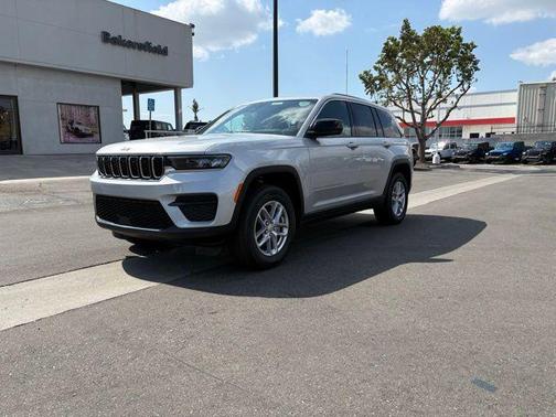 Silver Zynith Exterior Paint 2026 Jeep Grand Cherokee Laredo