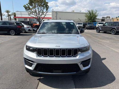 Silver Zynith Exterior Paint 2026 Jeep Grand Cherokee Laredo