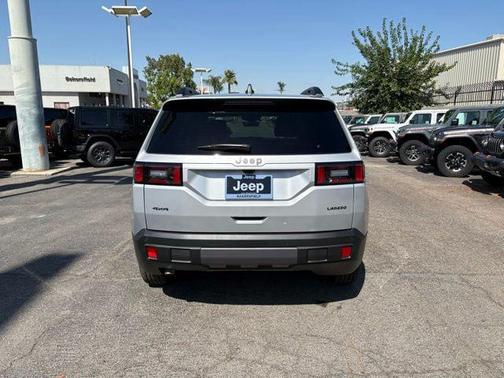 Silver Zynith Clear-Coat Exterior Paint 2026 Jeep Cherokee Laredo 4x4
