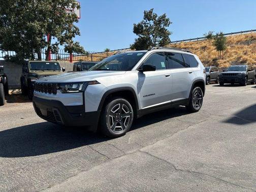 Silver Zynith Clear-Coat Exterior Paint 2026 Jeep Cherokee Laredo 4x4