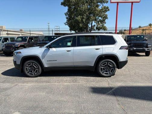 Silver Zynith Clear-Coat Exterior Paint 2026 Jeep Cherokee Laredo 4x4