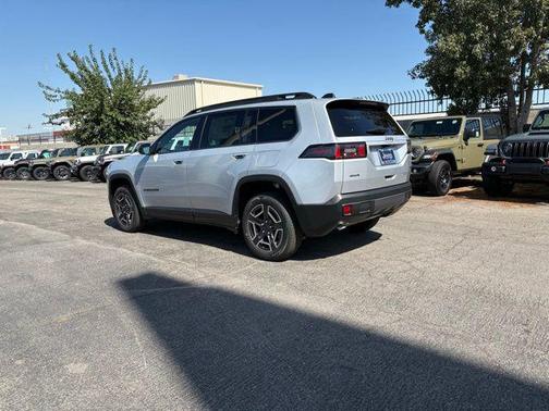 Silver Zynith Clear-Coat Exterior Paint 2026 Jeep Cherokee Laredo 4x4