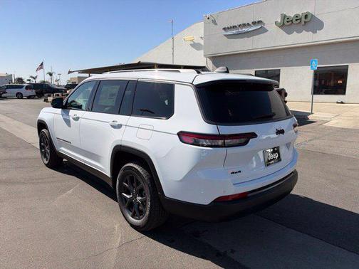 Bright White Clear-Coat Paint 2027 Jeep Grand Cherokee Altitude