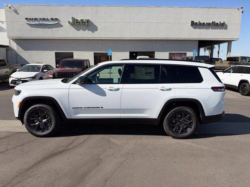 Bright White Clear-Coat Paint 2027 Jeep Grand Cherokee Altitude