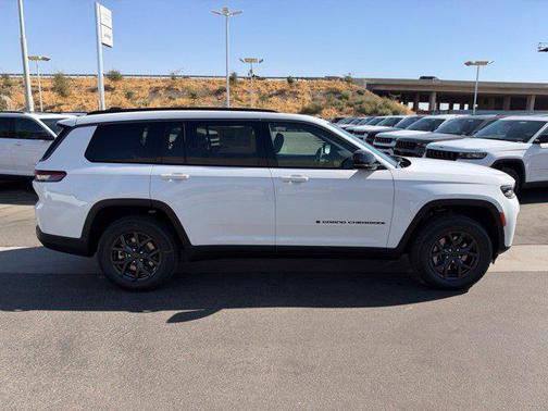 Bright White Clear-Coat Paint 2027 Jeep Grand Cherokee Altitude