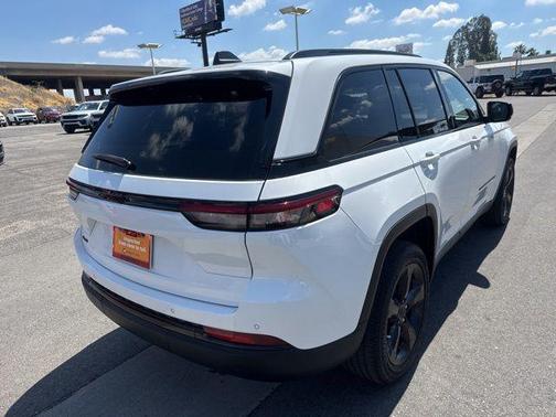 Bright White Clearcoat 2023 Jeep Grand Cherokee Altitude
