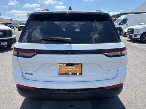 Bright White Clearcoat 2023 Jeep Grand Cherokee Altitude