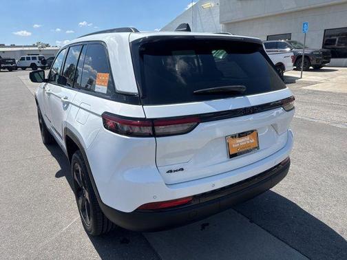 Bright White Clearcoat 2023 Jeep Grand Cherokee Altitude
