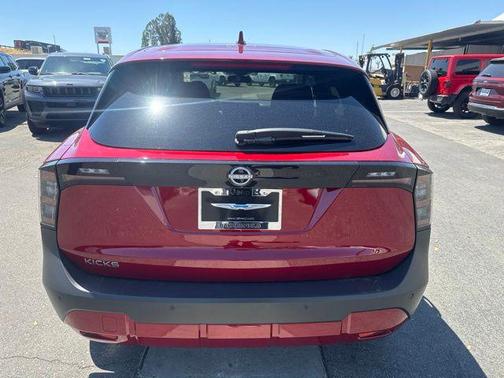 Scarlet 2025 Nissan Kicks SV