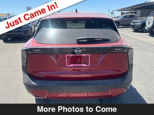 Scarlet 2025 Nissan Kicks SV