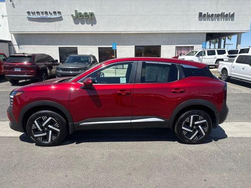Scarlet 2025 Nissan Kicks SV