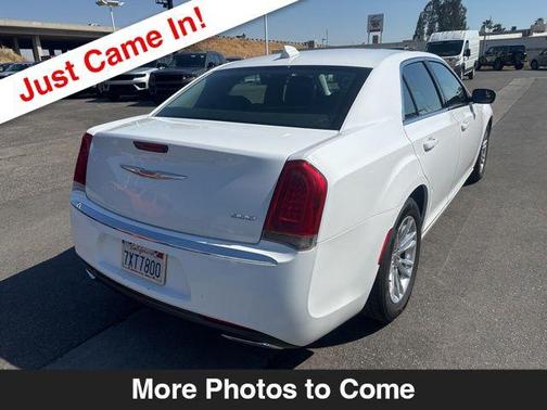 Bright White Clearcoat 2017 Chrysler 300 Limited