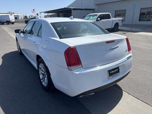 Bright White Clearcoat 2017 Chrysler 300 Limited