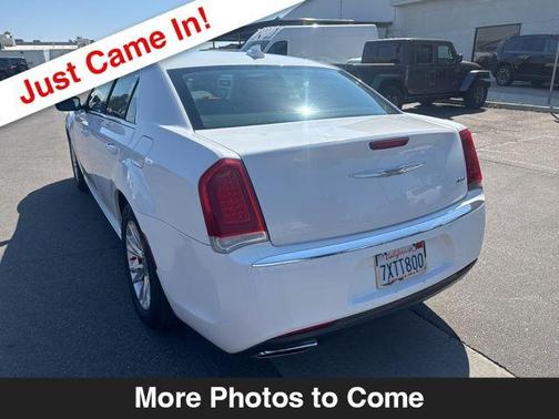 Bright White Clearcoat 2017 Chrysler 300 Limited