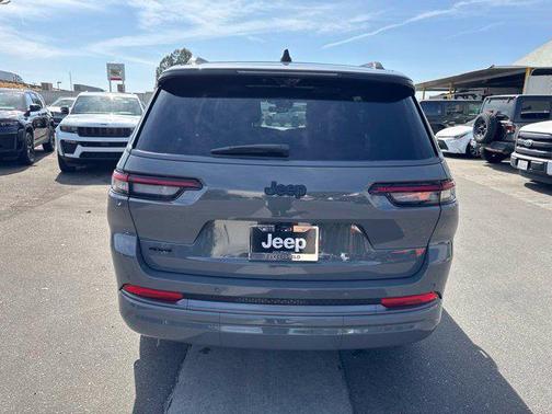 Sting-Gray Clear-Coat Paint 2027 Jeep Grand Cherokee Limited