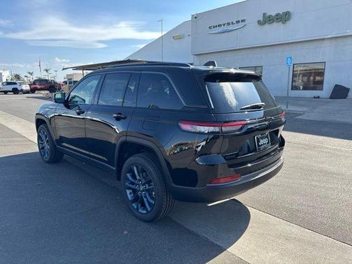 Diamond Black Crystal Pearlcoat 2026 Jeep Grand Cherokee 85th Anniversay Edition 4x4