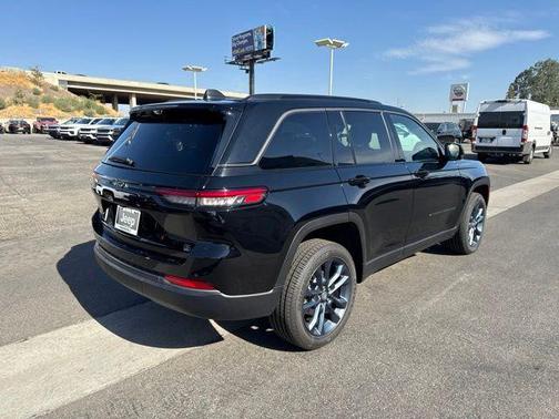 Diamond Black Crystal Pearlcoat 2026 Jeep Grand Cherokee 85th Anniversay Edition 4x4