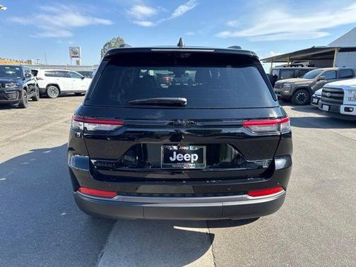 Diamond Black Crystal Pearlcoat 2026 Jeep Grand Cherokee 85th Anniversay Edition 4x4
