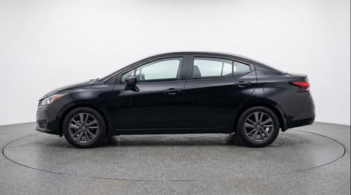 Super Black 2025 Nissan Versa 1.6 SV
