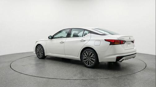 Glacier White 2025 Nissan Altima SV FWD